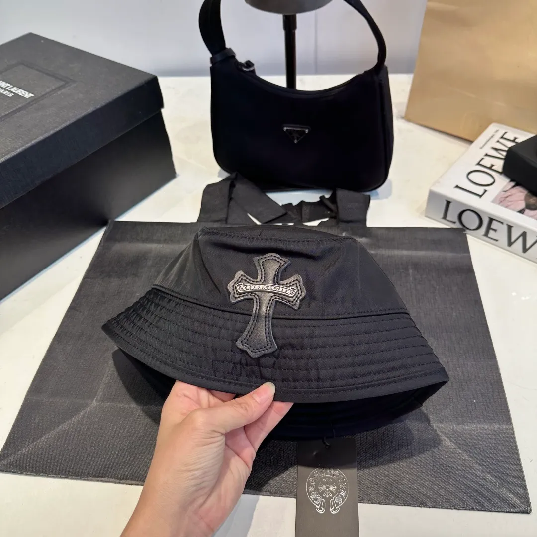 P70 𝐶ℎ𝑟𝑜𝑚𝑒 𝐻𝑒𝑎𝑟𝑡𝑠 Crow Heart Chocolate Barbie Pink Cross Leather Brand Horseshoe Roll Sleeves Sanskrit Letters Fisherman Hat Sun Hat